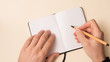 © mauro - mano masculina escribiendo en una libreta pequeña