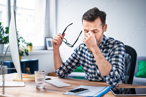 Fotomural Frustrated, overworked freelancer working from home office