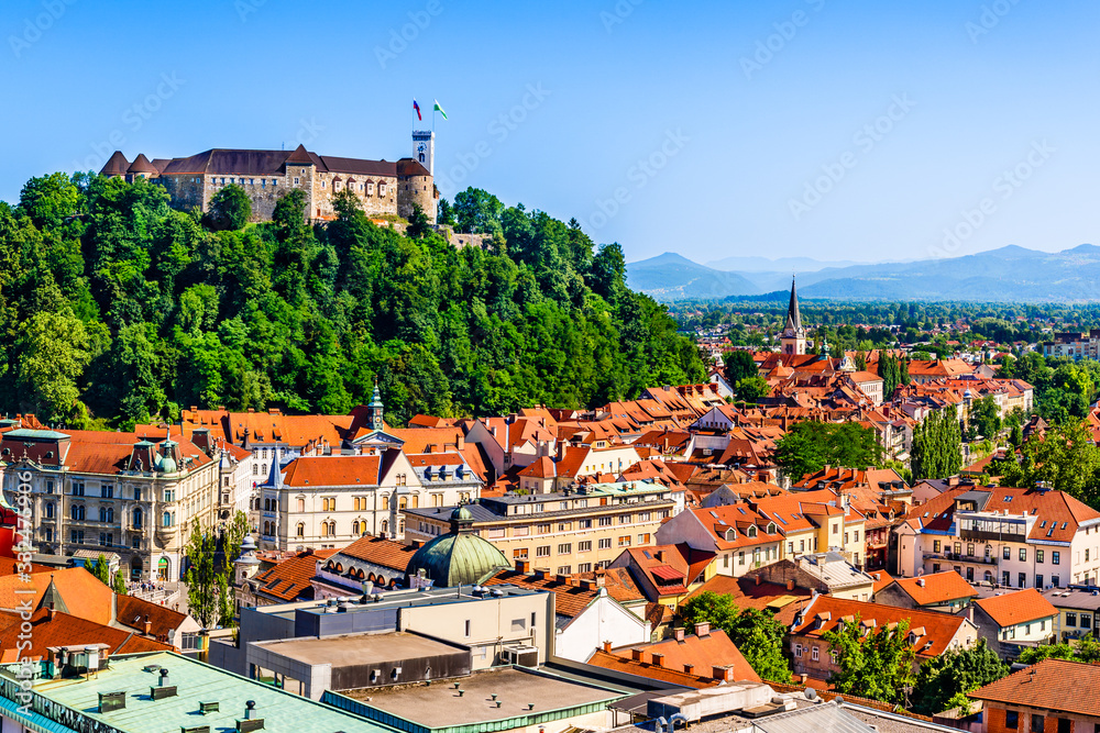 Obraz na płótnie Old town and the medieval Ljubljana castle on top of a forest hill in Ljubljana, Slovenia w salonie