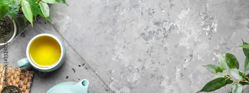 Fotomural A cup of green tea in a blue cup on a gray concrete background