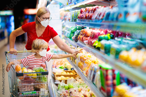 Fotografía Mother and child buying fruit in supermarket.
