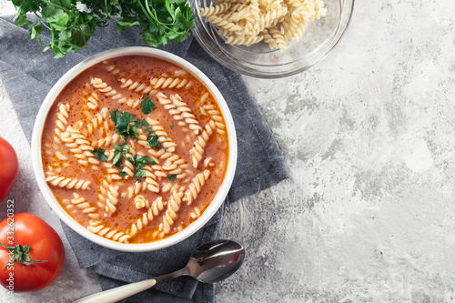 Fototapeta na szkło Zupa pomidorowa z makaronem Fusilli w misce
