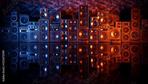 Fototapeta głośniki  system-glosnikow-na-czarnym-tle-w-niebieskim-i-pomaranczowym-oswietleniu