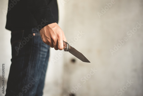 Fotomural Close up of man holding knife in abandoned house