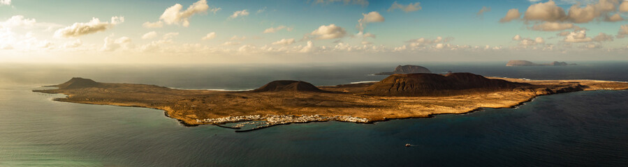 isla  con sus montañas