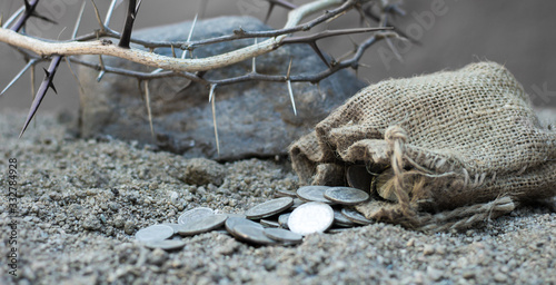 Fotografía sack with the thirty silver coins biblical symbol of the betrayal of judas