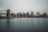 Fototapeta  - Brooklyn Bridge und New York Panorama am Tag
