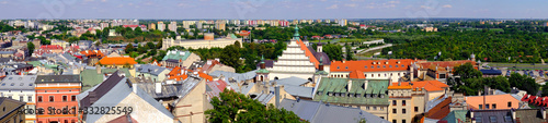 Fototapeta Lublin  lublin-polska-panoramiczny-widok-na-centrum-miasta-z-murami-obronnymi-i-romanska-twierdza