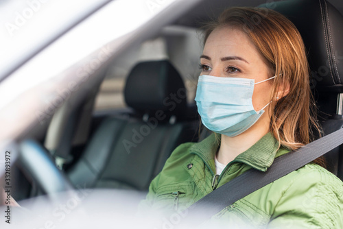 Fotomural Young adult wearing a protection mask and drive