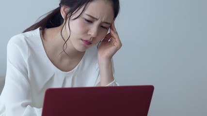 Poster - 落ち込む女性