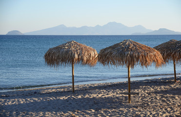 Sticker - Sonnenschirme an einem Strand auf Kos