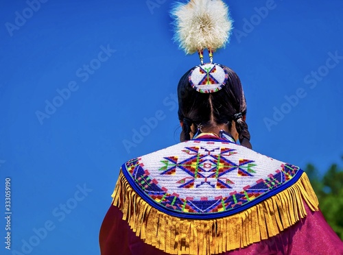 Cuadros en Lienzo Closeup shot of a person in an Asian colorful festive regalia