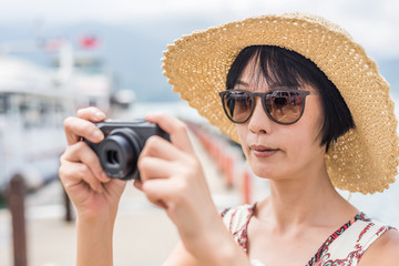 Poster - woman with hat take a pictures