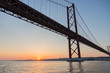 Lissabon, Portugal: Brücke Ponte 25 de Abril über den Fluss Tejo bei Sonnenuntergang