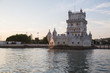 Lissabon, Portugal: Blick vom Fluss Tejo auf das berühmte Denkmal Turm Torre de Belém