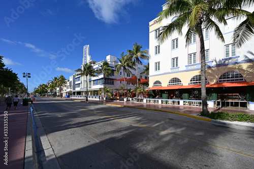 Fototapeta na drzwi i meble Miami Beach na Florydzie - 21 marca 2020 r. - Ocean Drive wydaje się pusty, ponieważ hotele, restauracje i plaża zostały zamknięte z powodu pandemii koronawirusa.