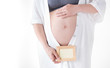 妊婦とメッセージボード正面向き