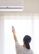 © show999 - エアコン　温度調節　換気　冷房　夏　リモコン　リビング　人物　女性　日本人　ウィルス対策　空気清浄機