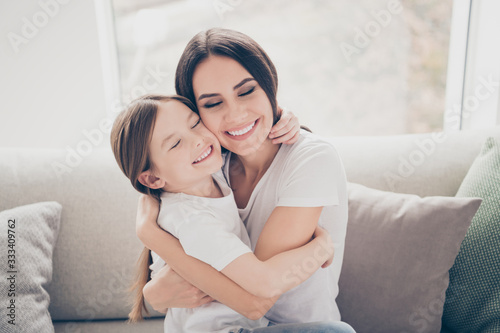 Fotografía Portrait of candid cute sweet two people lovely mom and her kid girl hug mother