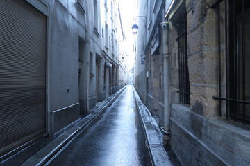 Sticker - Petite rue parisienne sous la pluie.