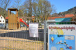 Coronavirus: Öffentlicher Kinderspielplatz von der Stadtverwaltung wegen Ansteckungsgefahr geschlossen, abgesperrt mit Flatterband und schriftlicher Anordnung