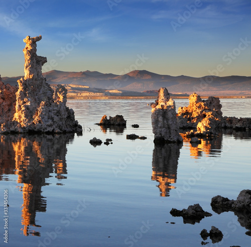 Cuadros en Lienzo The tufa formation reflected in the mirror of the water.