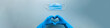 Coronavirus in Italia fine della pandemia, successo con simbolo del cuore fatto dalle mani di un medico. Virus definitivamente debellato. Vista panoramica. Banner.