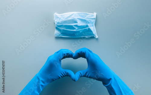 Fotografía Coronavirus in Italia fine della pandemia, successo con simbolo del cuore fatto dalle mani di un medico