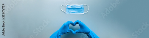 Fotografía Coronavirus in Italia fine della pandemia, successo con simbolo del cuore fatto dalle mani di un medico