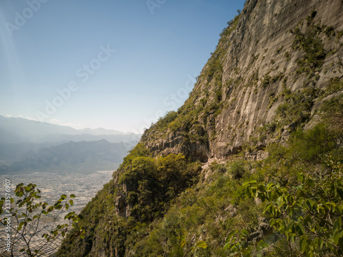 Fotomural montaña inclinada mitad cielo mitad montaña