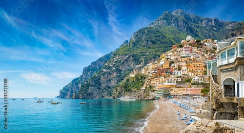 Fotografía Beautiful Positano with colorful architecture on hills leading down to coast, comfortable beaches and azure sea on Amalfi Coast in Campania, Italy