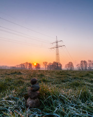 Strommast mit Steine