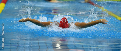 Fotografía una nadadora en unas olimpiadas