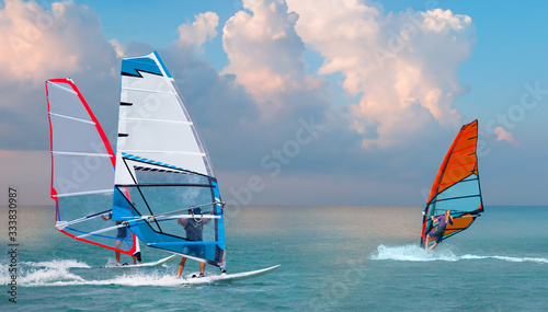 Fototapety Windsurfing  piekne-pochmurne-niebo-z-windsurferem-surfujacym-na-falach-w-alacati-cesme-turcja