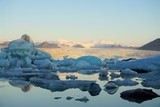 Fototapeta  - Die Jökulsárlón Gletscher Lagune in der Morgensonne Islands