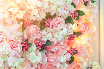  Po południu na szklanych drzwiach w tle udekorowanych jest wiele sztucznych różowych i białych róż. Piękny kwiatu tło, Selekcyjna ostrość.