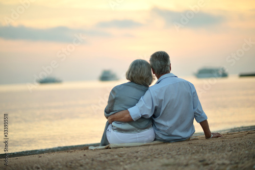 Fotografía Portrait of mature couple relaxing on beach