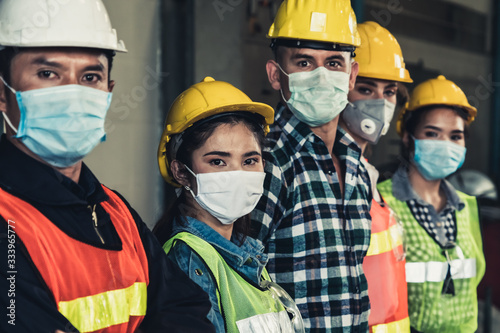 Fotografía Factory workers with face mask protect from outbreak of Corona Virus Disease 2019 or COVID-19