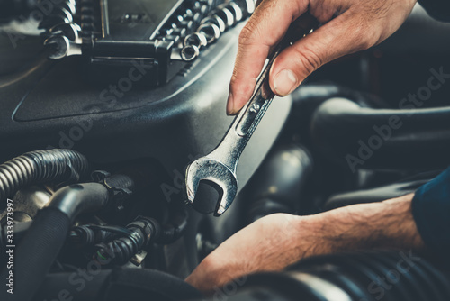Mata magnetyczna Profesjonalny mechanik zapewniający naprawy i serwis samochodowy w warsztacie samochodowym. Koncepcja biznesowa serwis samochodowy.