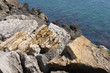 Verschieden farbige Steine an der Küste - Hintergrund
