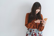© peach100 - 携帯電話を使う女性