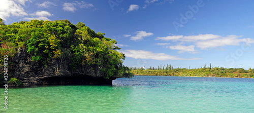 Fotomural Kanumera Bay with the small island Rocher de Kaa Nuë Méra on Île des Pins /