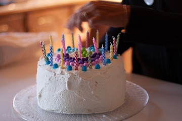 Gâteau d'anniversaire blanc et coloré