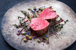 Gegrilltes dry aged Rinderfilet Medaillon Steak natur gebratenen Kräuter und Kapern als closeup auf einem Modern Design Teller