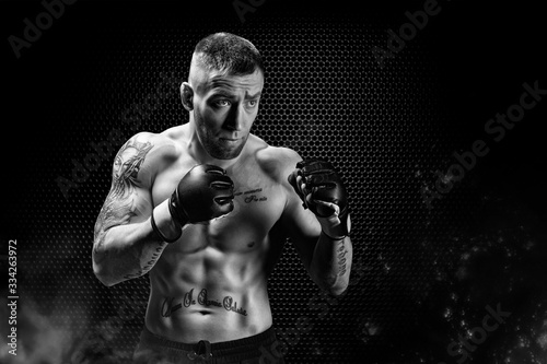 Plakaty MMA  mysliwiec-mieszanych-sztuk-walki-pozowanie-na-tle-siatki-metalowej-koncepcja-boksu-mma-ufc-tajskiego