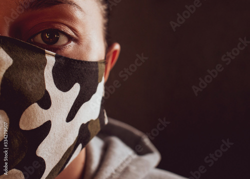 Fotografía masked man protection against COVID-19 virus, camouflage military mask
