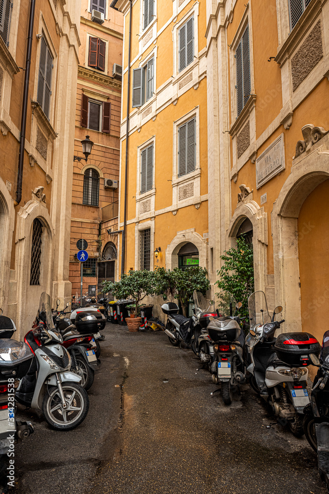 wiele motocykli i skuterów zaparkowanych na placu w Rzymie - obrazy, fototapety, plakaty 