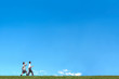 青空背景で男女2人が並んで歩く様子。進学,入学,進路イメージ