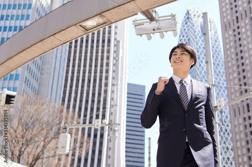 オフィス街で颯爽と歩く日本人男性ビジネスマン Foto De Stock Adobe Stock オフィス街で颯爽と歩く日本人男性ビジネスマン Foto De Stock Adobe Stock