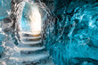 Eishöhle in den Bergen auf Island